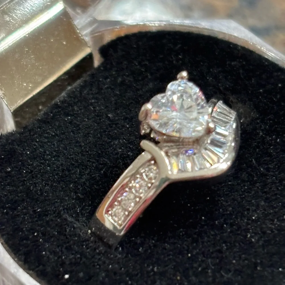 💥2/$24 or 3/$30💥 Crystal heart ring with inlaid baguettes . Sz 7. NWT